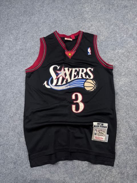 Mitchell & Ness Hardwood Classics Philadelphia 76ers Allen Iverson #3 Swingman Basketball Jersey - Black & Red | Size M