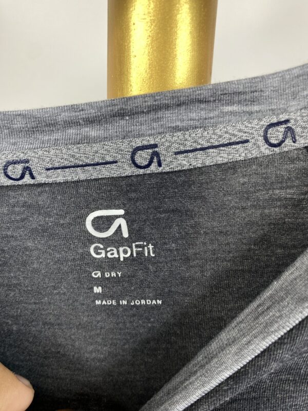 GAP FIT FULL T-SHIRT - LARGE - Image 4