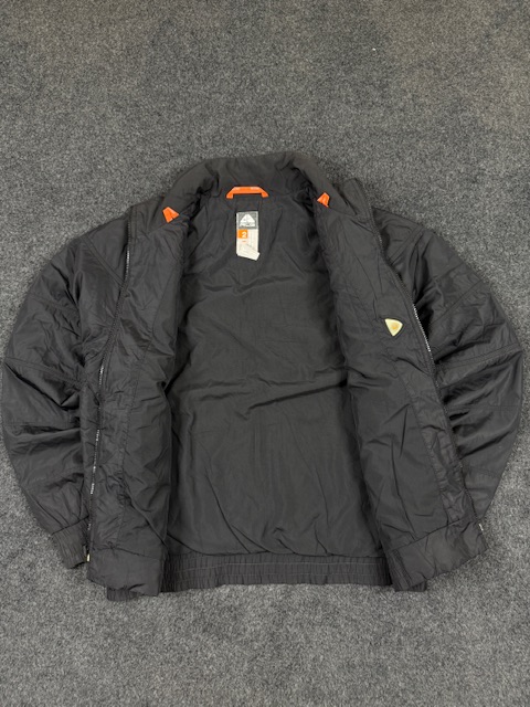 Nike acg thermal layer insulated jacket – black | winter outdoor wear (size m) Nike ACG Thermal Layer Insulated Jacket – Black | Winter Outdoor Wear (Size M) - Image 4