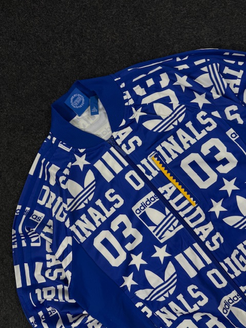 Adidas originals all over print blue track jacket – trefoil graphic full zip (size s/m) Adidas Originals All Over Print Blue Track Jacket – Trefoil Graphic Full Zip (Size S/M)