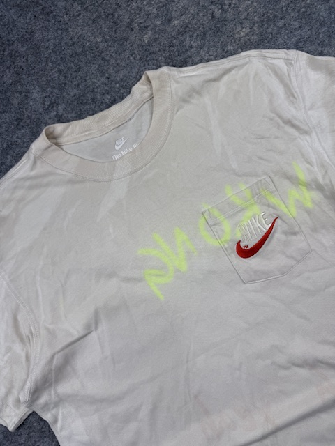 Nike the nike tee white loose fit graphic t-shirt – l Nike The Nike Tee White Loose Fit Graphic T-Shirt – L - Image 2