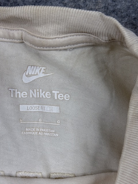 Nike the nike tee white loose fit graphic t-shirt – l Nike The Nike Tee White Loose Fit Graphic T-Shirt – L - Image 3