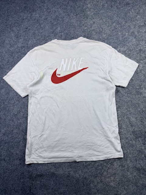 Nike the nike tee white loose fit graphic t-shirt – l Nike The Nike Tee White Loose Fit Graphic T-Shirt – L - Image 5