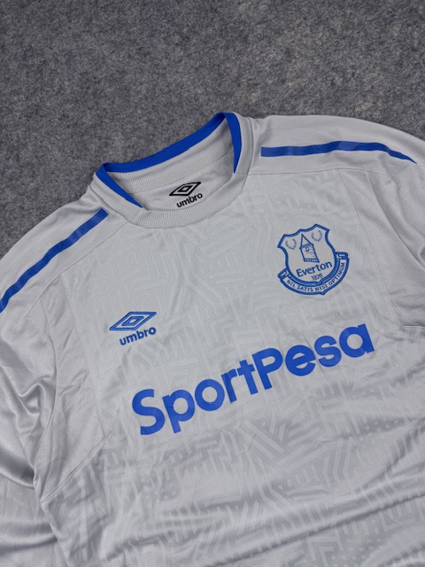 Umbro Everton FC Lookman #31 Long Sleeve Football Jersey – Size L Umbro Everton FC Lookman #31 Long Sleeve Football Jersey – Size L - Image 2