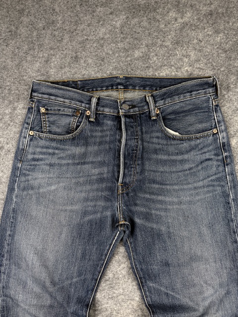 Authentic Pre-Loved Levi's 501 Straight Fit Denim Jeans - Medium Wash | Size W33 L32 Authentic Pre-Loved Levi's 501 Straight Fit Denim Jeans - Medium Wash | Size W33 L32 - Image 2