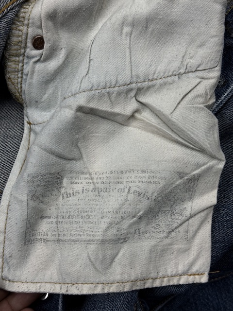 Authentic Pre-Loved Levi's 501 Straight Fit Denim Jeans - Medium Wash | Size W33 L32 Authentic Pre-Loved Levi's 501 Straight Fit Denim Jeans - Medium Wash | Size W33 L32 - Image 6