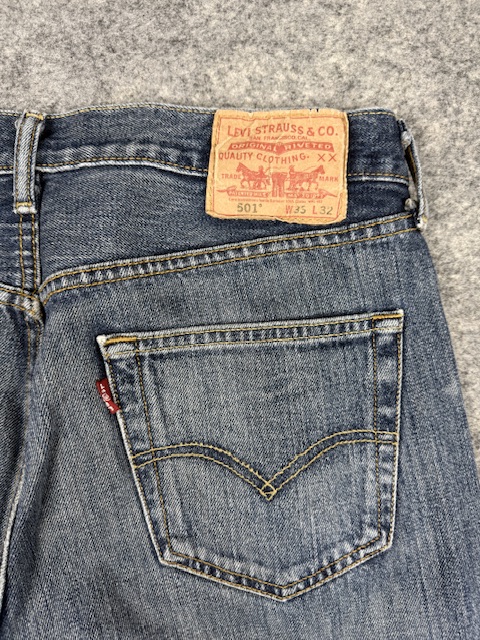 Authentic Pre-Loved Levi's 501 Straight Fit Denim Jeans - Medium Wash | Size W33 L32 Authentic Pre-Loved Levi's 501 Straight Fit Denim Jeans - Medium Wash | Size W33 L32 - Image 7