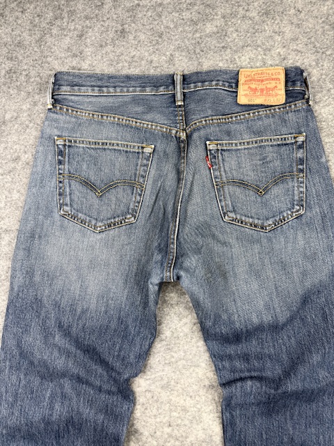 Authentic Pre-Loved Levi's 501 Straight Fit Denim Jeans - Medium Wash | Size W33 L32 Authentic Pre-Loved Levi's 501 Straight Fit Denim Jeans - Medium Wash | Size W33 L32 - Image 8