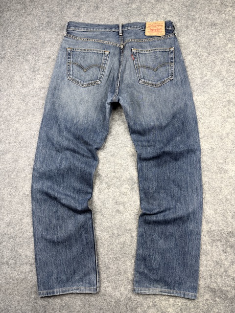 Authentic Pre-Loved Levi's 501 Straight Fit Denim Jeans - Medium Wash | Size W33 L32 Authentic Pre-Loved Levi's 501 Straight Fit Denim Jeans - Medium Wash | Size W33 L32 - Image 9