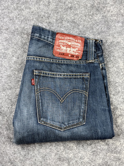 Authentic Pre-Loved Levi's 504 Regular Straight Fit Jeans - Medium Blue Wash | Size W34 Authentic Pre-Loved Levi's 504 Regular Straight Fit Jeans - Medium Blue Wash | Size W34 - Image 9