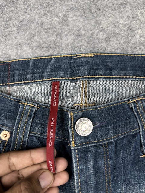 Authentic Pre-Loved Levi's 504 Regular Straight Fit Jeans - Medium Blue Wash | Size W34 Authentic Pre-Loved Levi's 504 Regular Straight Fit Jeans - Medium Blue Wash | Size W34 - Image 3