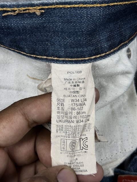 Authentic Pre-Loved Levi's 504 Regular Straight Fit Jeans - Medium Blue Wash | Size W34 Authentic Pre-Loved Levi's 504 Regular Straight Fit Jeans - Medium Blue Wash | Size W34 - Image 5
