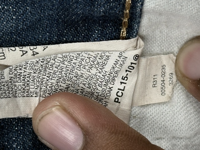 Authentic Pre-Loved Levi's 504 Regular Straight Fit Jeans - Medium Blue Wash | Size W34 Authentic Pre-Loved Levi's 504 Regular Straight Fit Jeans - Medium Blue Wash | Size W34 - Image 6