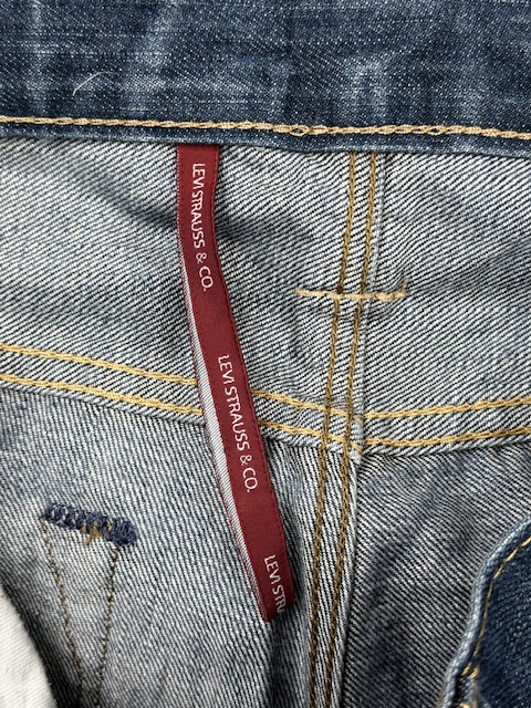 Authentic Pre-Loved Levi's 504 Regular Straight Fit Jeans - Medium Blue Wash | Size W34 Authentic Pre-Loved Levi's 504 Regular Straight Fit Jeans - Medium Blue Wash | Size W34 - Image 4