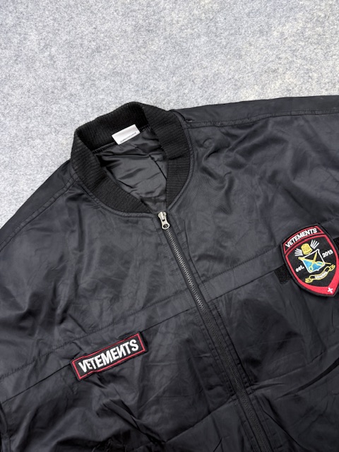 VETEMENTS Tricots Hiver 2020 Oversized Bomber Jacket Black – XXL VETEMENTS Tricots Hiver 2020 Oversized Bomber Jacket Black – XXL - Image 2