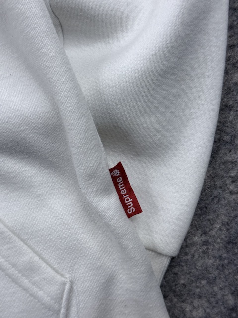 Pre-Loved Vintage "Pine Tree Tag" Supreme Box Logo Pullover Hoodie - White | Women's Size L Pre-Loved Vintage "Pine Tree Tag" Supreme Box Logo Pullover Hoodie - White | Women's Size L - Image 4