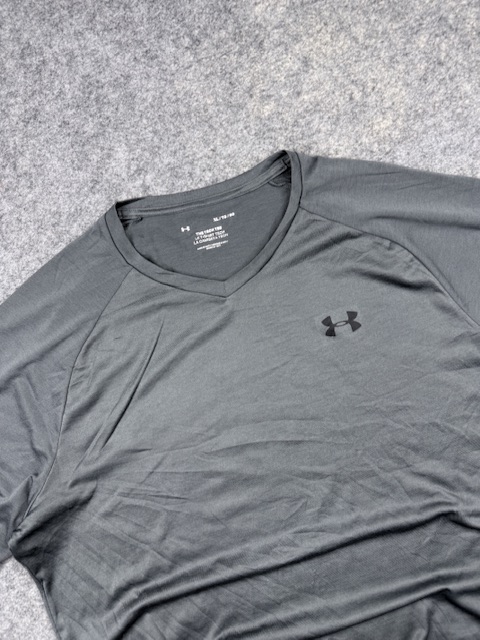 Pre-Loved Under Armour "The Tech Tee" V-Neck Short Sleeve Active T-Shirt - Dark Grey | Size XXL (Tag XL) Pre-Loved Under Armour "The Tech Tee" V-Neck Short Sleeve Active T-Shirt - Dark Grey | Size XXL (Tag XL) - Image 2