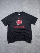 Pre-Loved Under Armour HeatGear Wisconsin Badgers Short Sleeve T-Shirt - Black / Red | Size L/XL (Tag L)