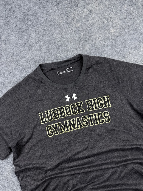 Pre-Loved Under Armour HeatGear Lubbock High Gymnastics T-Shirt - Dark Grey | Size M (Tag SM) Pre-Loved Under Armour HeatGear Lubbock High Gymnastics T-Shirt - Dark Grey | Size M (Tag SM) - Image 2