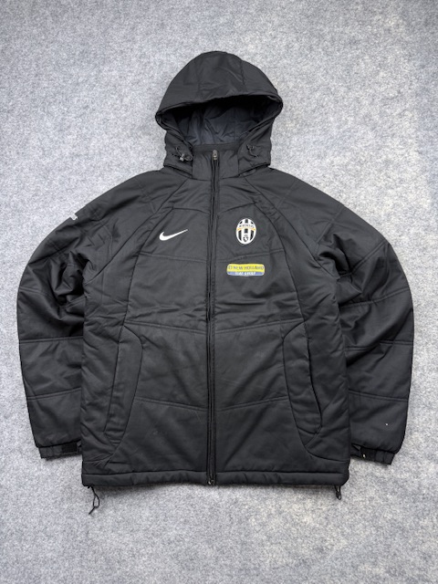 Pre-Loved Vintage Nike Juventus "New Holland" Puffer Stadium Jacket - Black | Size S Pre-Loved Vintage Nike Juventus "New Holland" Puffer Stadium Jacket - Black | Size S