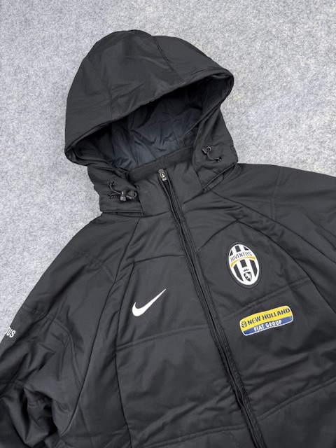 Pre-Loved Vintage Nike Juventus "New Holland" Puffer Stadium Jacket - Black | Size S Pre-Loved Vintage Nike Juventus "New Holland" Puffer Stadium Jacket - Black | Size S - Image 2