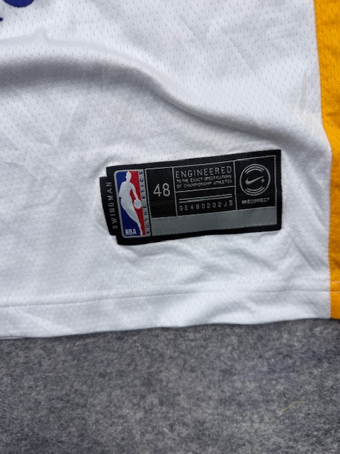 Nike NBA Golden State Warriors Stephen Curry #30 Swingman Basketball Jersey - White / Royal Blue & Gold | Size S Nike NBA Golden State Warriors Stephen Curry #30 Swingman Basketball Jersey - White / Royal Blue & Gold | Size S - Image 3