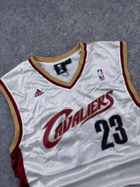 Pre-Loved Adidas NBA Cleveland Cavaliers LeBron James #23 Swingman Basketball Jersey - White & Wine/Gold | Size M/L Pre-Loved Adidas NBA Cleveland Cavaliers LeBron James #23 Swingman Basketball Jersey - White & Wine/Gold | Size M/L - Image 2