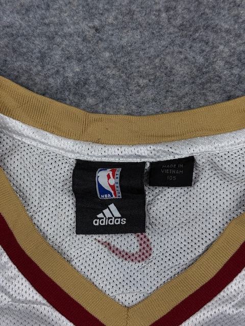 Pre-Loved Adidas NBA Cleveland Cavaliers LeBron James #23 Swingman Basketball Jersey - White & Wine/Gold | Size M/L Pre-Loved Adidas NBA Cleveland Cavaliers LeBron James #23 Swingman Basketball Jersey - White & Wine/Gold | Size M/L - Image 3