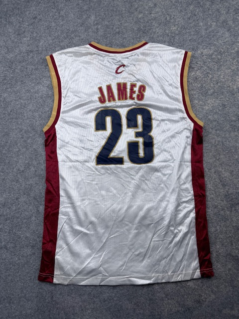 Pre-Loved Adidas NBA Cleveland Cavaliers LeBron James #23 Swingman Basketball Jersey - White & Wine/Gold | Size M/L Pre-Loved Adidas NBA Cleveland Cavaliers LeBron James #23 Swingman Basketball Jersey - White & Wine/Gold | Size M/L - Image 4