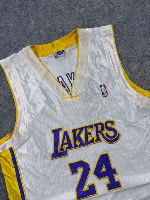 Adidas NBA Los Angeles Lakers Kobe Bryant #24 Swingman Basketball Jersey - White & Gold/Purple | Size XL Adidas NBA Los Angeles Lakers Kobe Bryant #24 Swingman Basketball Jersey - White & Gold/Purple | Size XL - Image 2