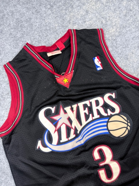 Mitchell & Ness Hardwood Classics Philadelphia 76ers Allen Iverson #3 Swingman Basketball Jersey - Black & Red | Size M Mitchell & Ness Hardwood Classics Philadelphia 76ers Allen Iverson #3 Swingman Basketball Jersey - Black & Red | Size M - Image 2