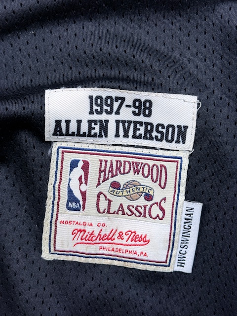 Mitchell & Ness Hardwood Classics Philadelphia 76ers Allen Iverson #3 Swingman Basketball Jersey - Black & Red | Size M Mitchell & Ness Hardwood Classics Philadelphia 76ers Allen Iverson #3 Swingman Basketball Jersey - Black & Red | Size M - Image 3